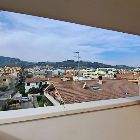 Con Terrazzo E Parcheggio Privato Daire *